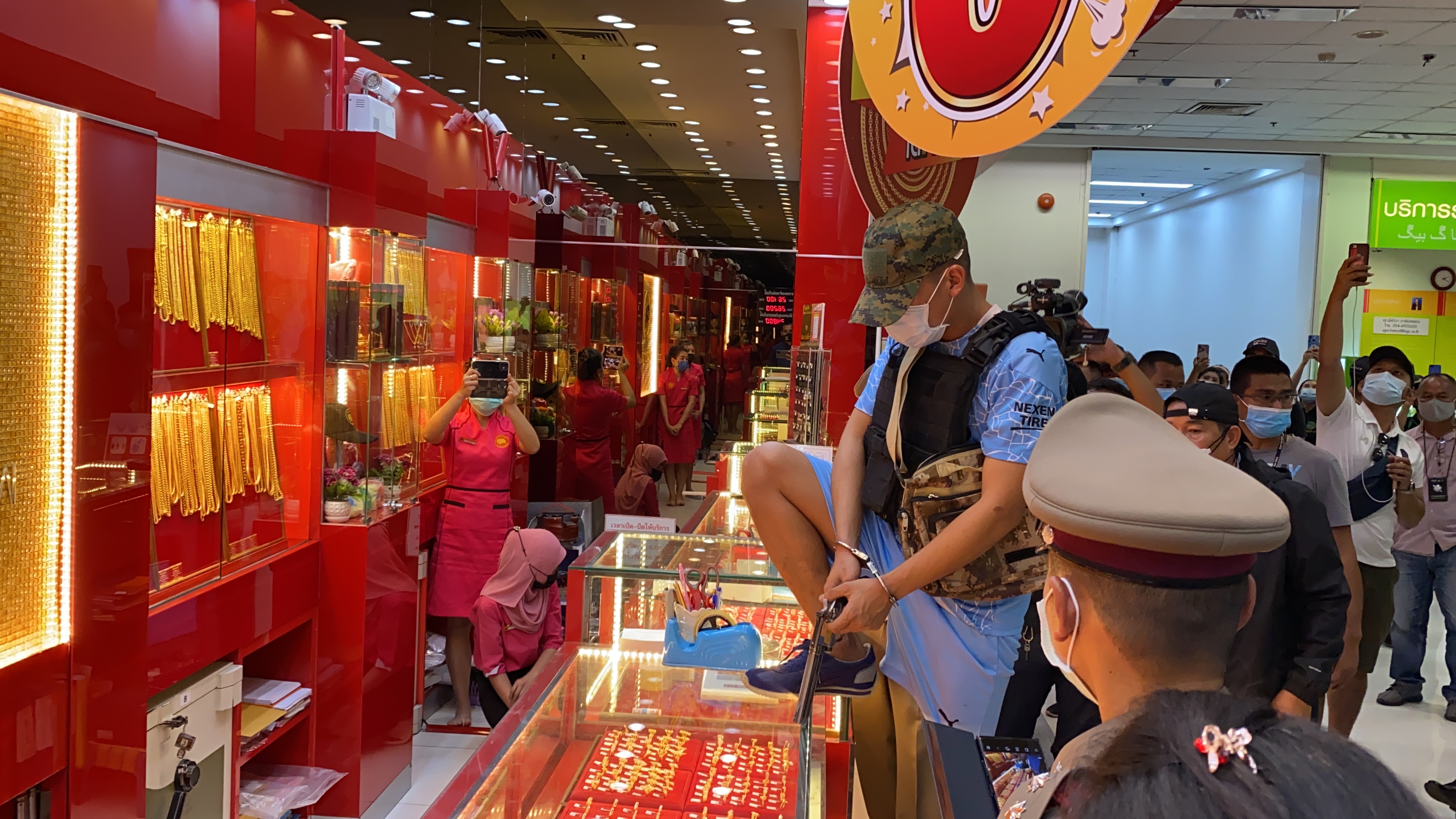 ตำรวจควบคุมตัวพลทหาร ทำแผนใช้ปืนพกสั้นจี้ชิงทองในห้างบิ๊กซี หาดใหญ่