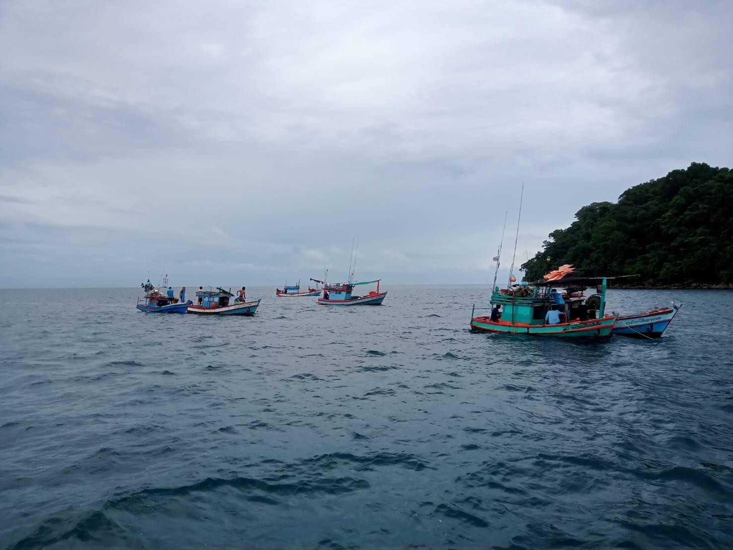 เรือประมงคลองใหญ่ล่ม หน้าทะเลเกาะกูด ลูกเรือ 3 คนรอด เรือประมงยังจมรอการกู้คืน เหตุคลื่นลมแรง