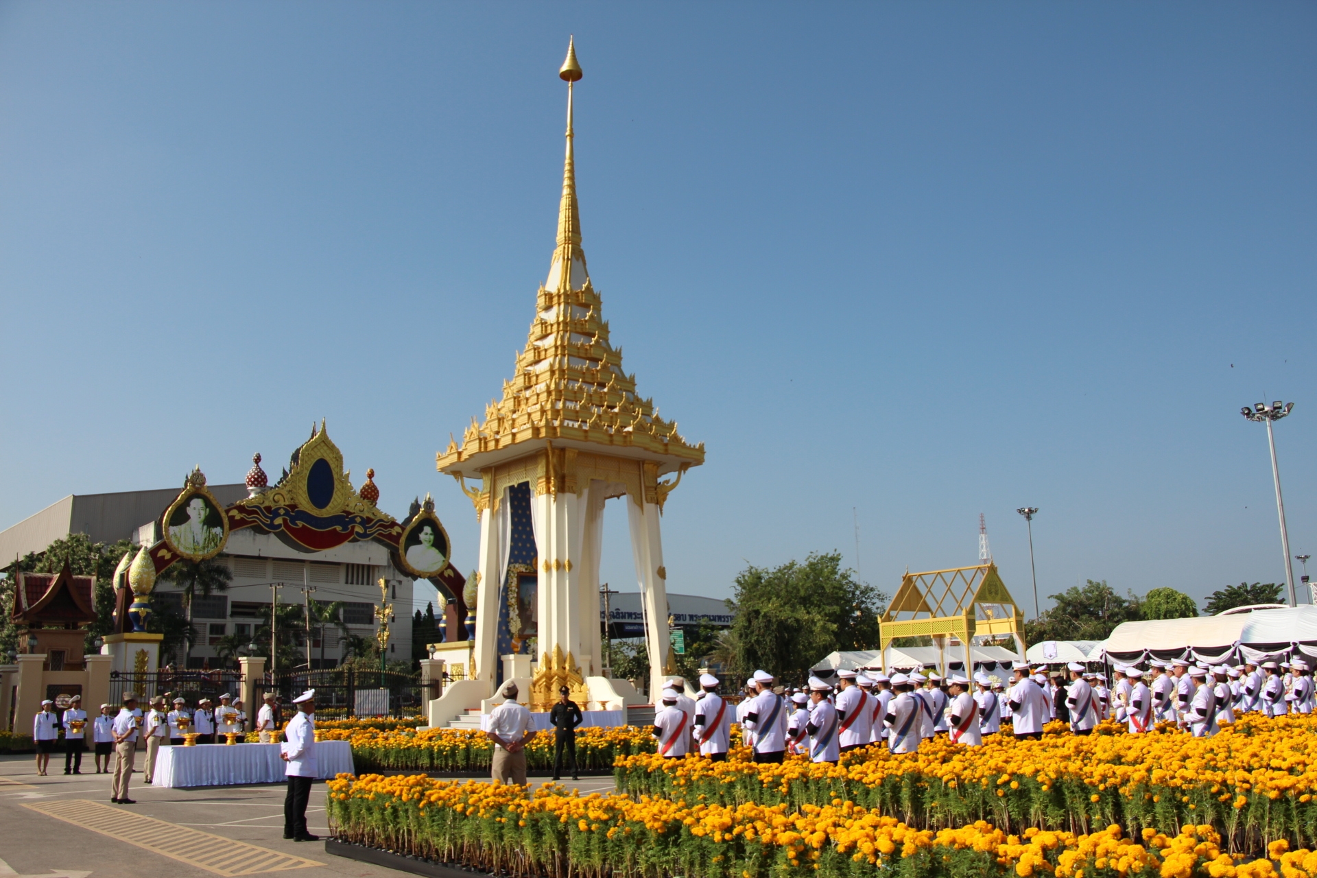 พสกนิกรชาว"ชัยภูมิ"ร่วมพิธีถวายดอกไม้จันทน์พระราชพิธีถวายพระเพลิงพระบรมศพ
