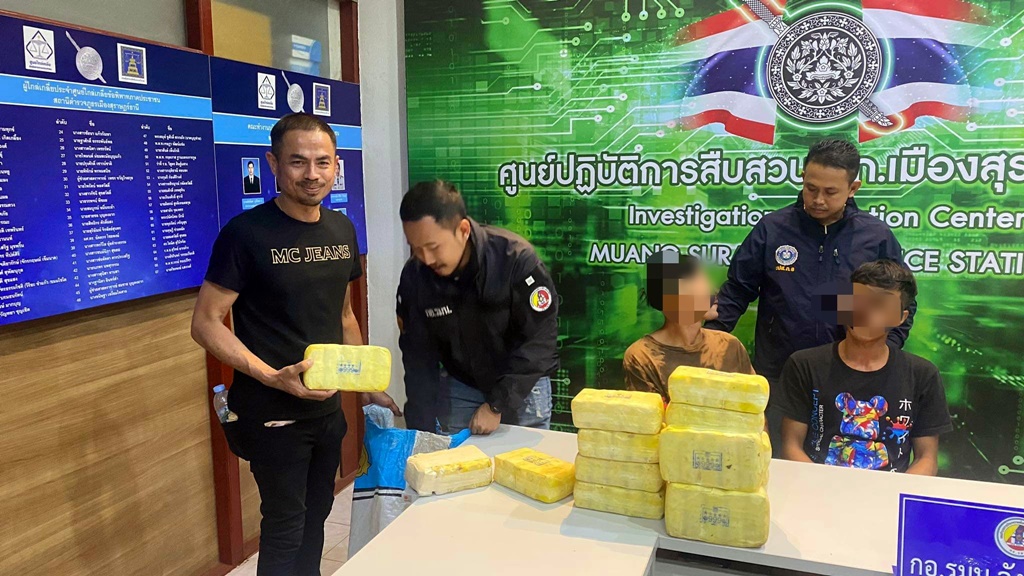 กอ.รมน.สุราษฎร์ธานี ร่วมตำรวจสืบสวนภาค 8 รวบสองคู่ขาส่งยาบ้า 404,000 เม็ด