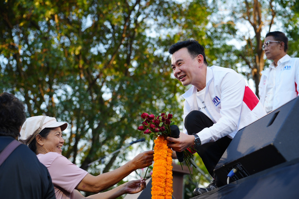  "สุริยะ" นำทัพปราศรัยประเดิมเวทีแรก ช่วย "ดร.ตั้น กฤชนนท์"  ย้ำเลือกเพื่อไทยทั้งคน ทั้งพรรค ได้รถไฟฟ้า 20 บาท ปลดภาระหนี้สิน