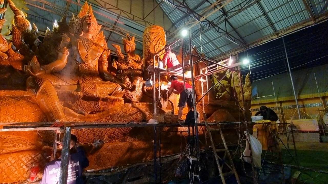 อุบลราชธานี คนทำเทียน อดทนไม่นอน เพื่องานประเพณีที่ยิ่งใหญ่ 