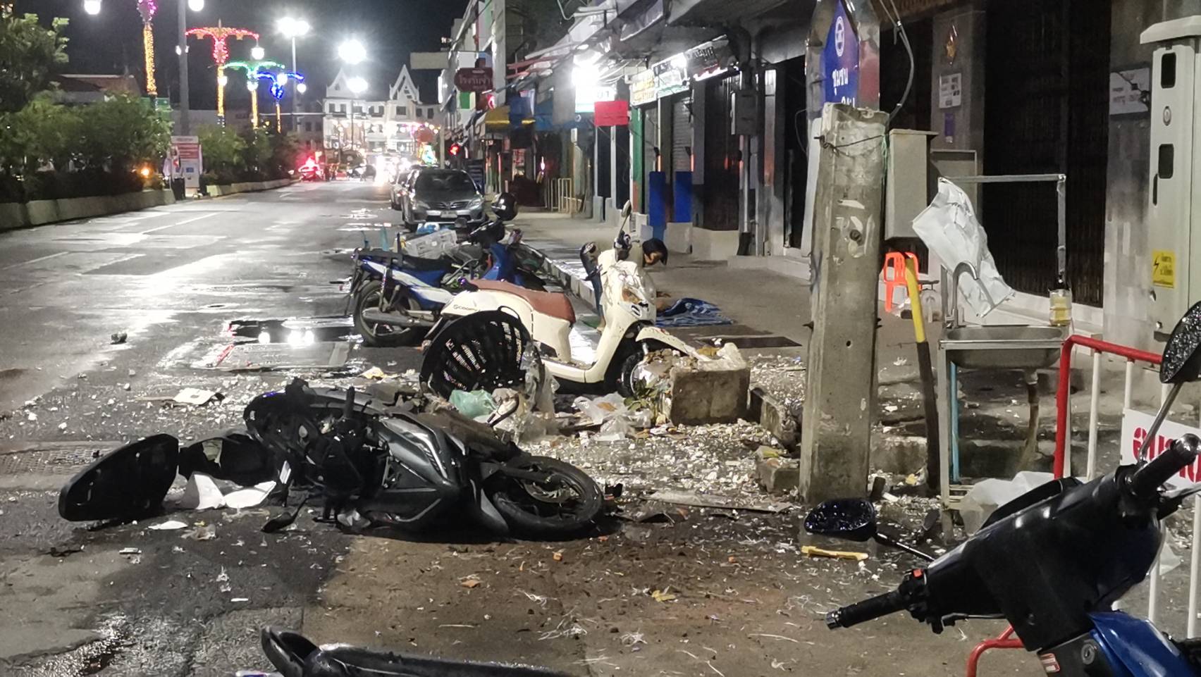 ปัตตานีระทึก เกิดเหตุระเบิด 2 จุดกลางเมือง ย่านเศรษฐกิจ ตลาดโต้รุ่ง เจ็บ 1 ราย จนท.เร่งสอบหาตัวคนร้าย