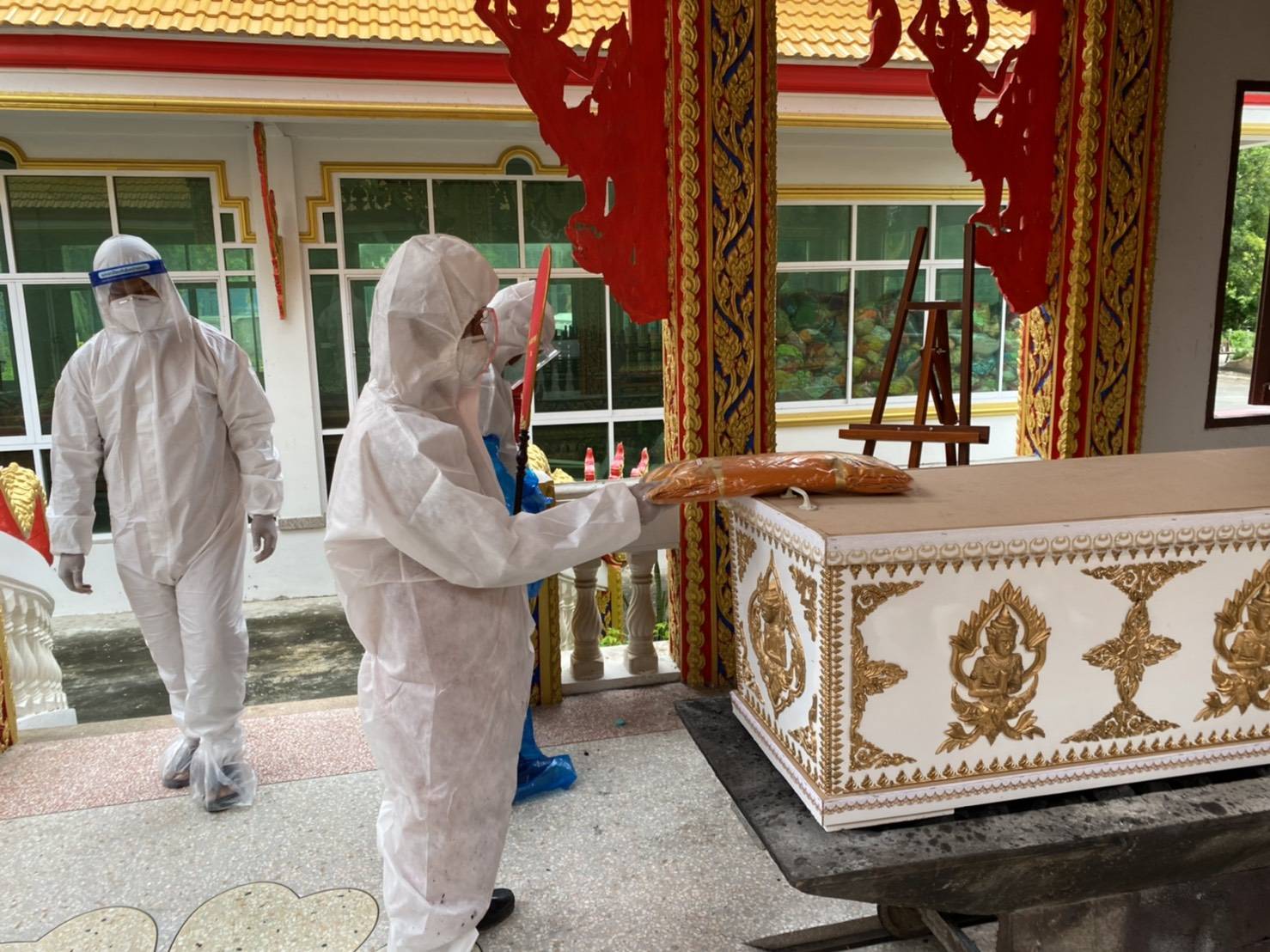 เจ้าอาวาสวัดพุน้อย แต่งชุด PPE เผาศพโควิดรายที่ 2 ของบ้านหมี่
