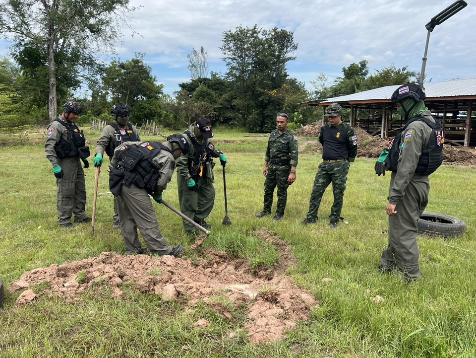 EOD ตชด.22 ตรวจหลุมต้องสงสัยบ้านผือ พบชิ้นส่วนลูกจรวด BM21 ระเบิดแล้ว ชาวบ้านคลายกังวล