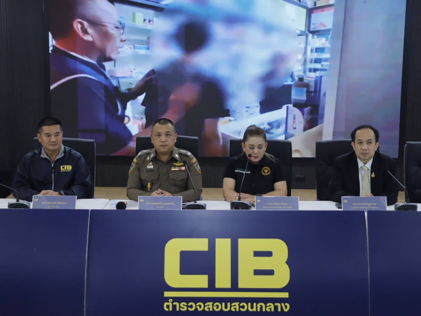 ปคบ.รวบสารพัดกำมะลอ 8 หมอปลอม 3 เภสัชเก๊ 2 คลินิกเถื่อน 