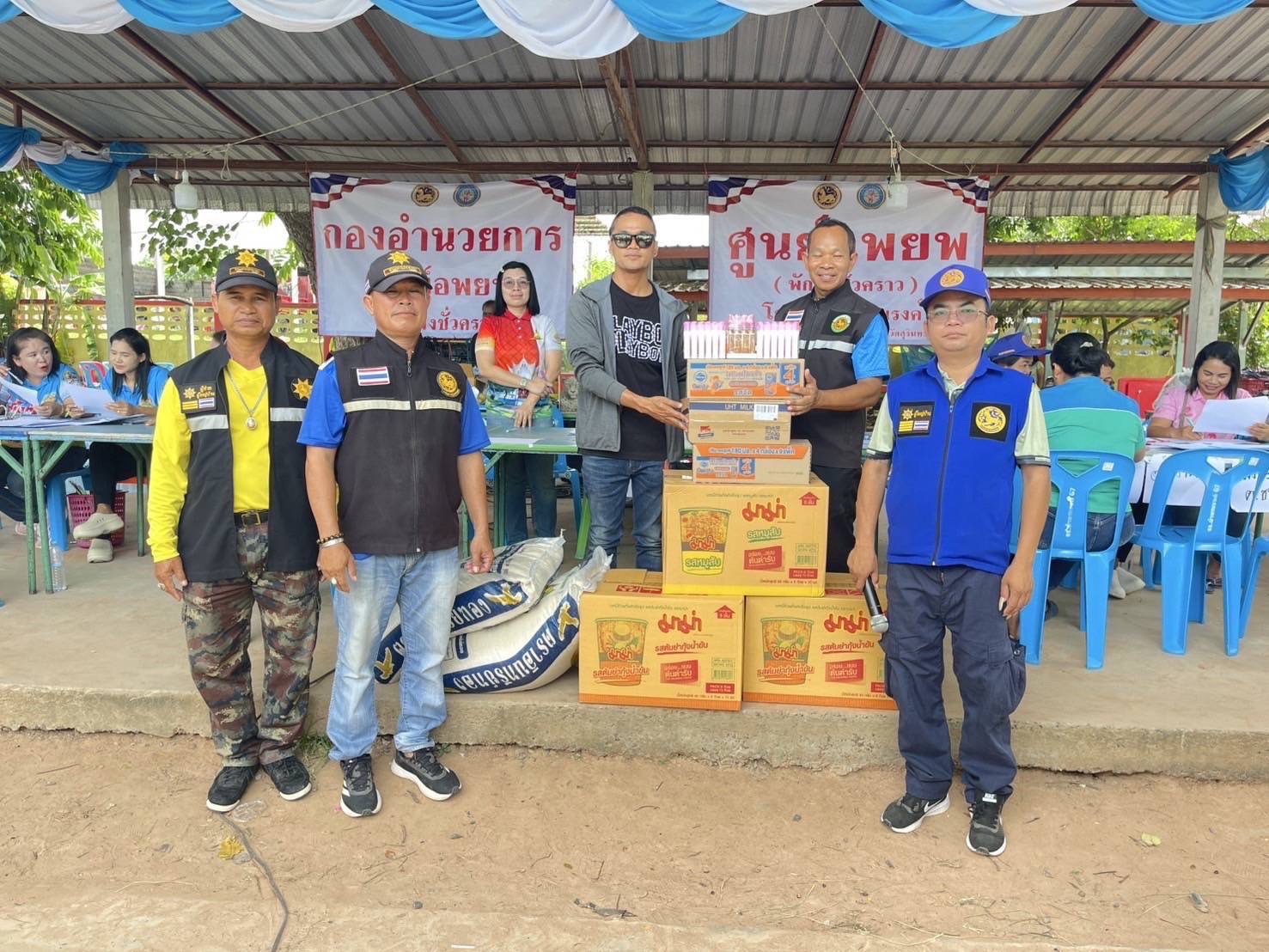ฝรั่งหัวใจไทยและภรรยาฉลองวันเกิดด้วยการมอบผ้าอ้อมสำเร็จรูปให้โรงพยาบาลและเครื่องอุปโภคบริโภคให้ศูนย์อพยพในพื้นที่อำเภอศรีณรงค์