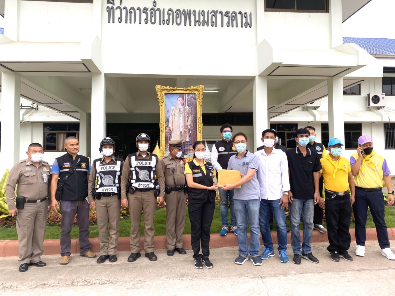 ชาวบ้านยื่นหนังสือนอภ.พนมสารคามร้องกลิ่นเหม็นของขยะรุนแรง