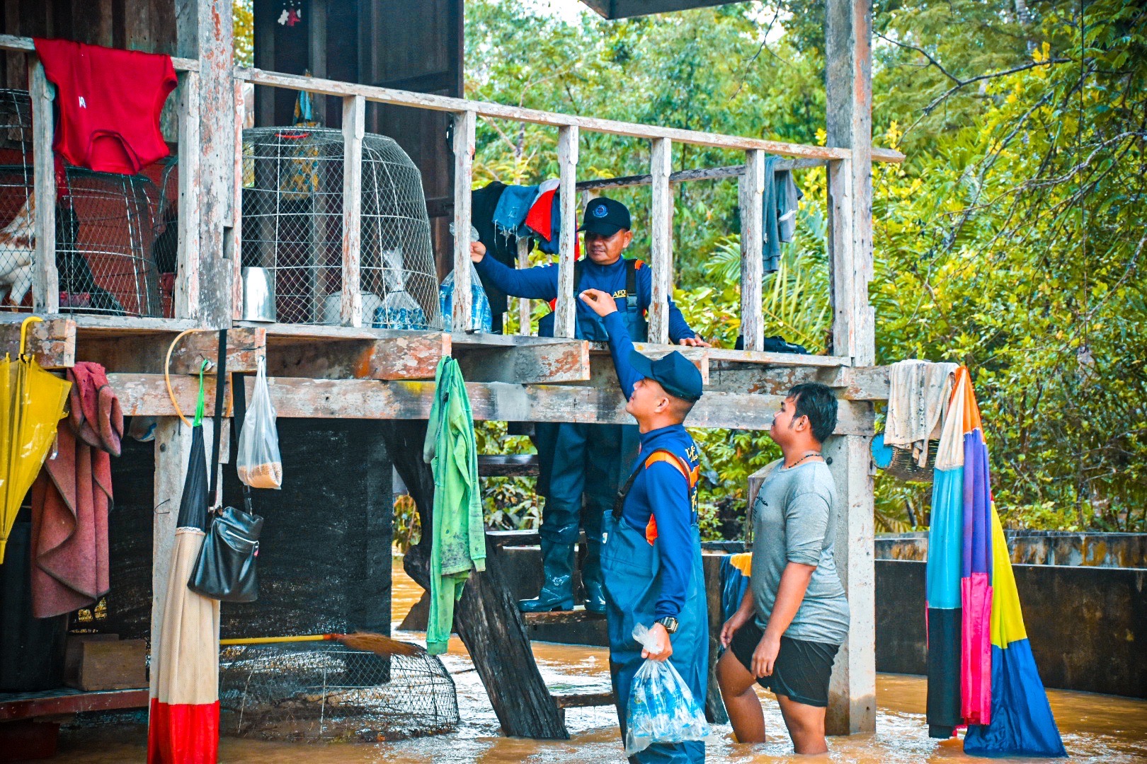 กำลังทหารพัฒนา นพค.45 สตูล ลุยน้ำท่วมช่วยเหลือชาวบ้านมะนัง -ละงู