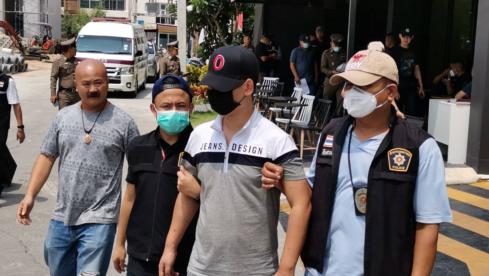 รอง ผบช.ภาค 6 นำตัว2ผู้ต้องหาจีนฆ่าโหดเพื่อนร่วมชาติ  จับศพยัดกระเป๋าทิ้งแม่น้ำปิงทำแผน