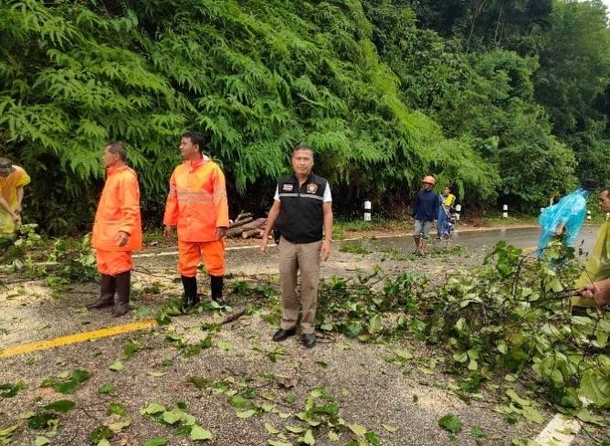 ตร.กำชับตำรวจระนอง ตำรวจจิตอาสา ช่วยเหลือประชาชนที่เดือดร้อนจากเหตุน้ำป่าไหลหลาก น้ำท่วมฉับพลัน