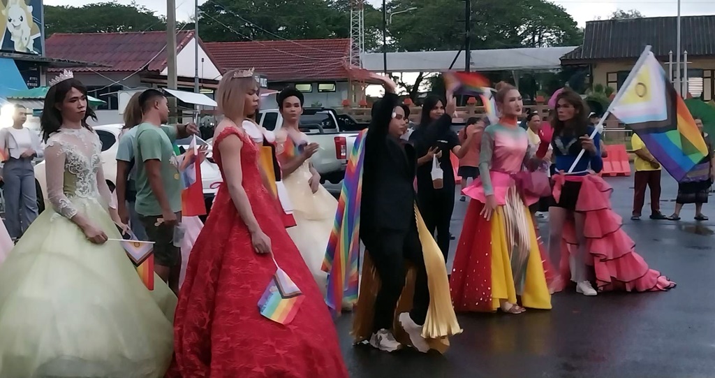 กลุ่มสาวงามประเภทสอง จัด "ศีขรภูมิไพร์ต์" เดินพาเหรดรณรงค์ไพรต์ 