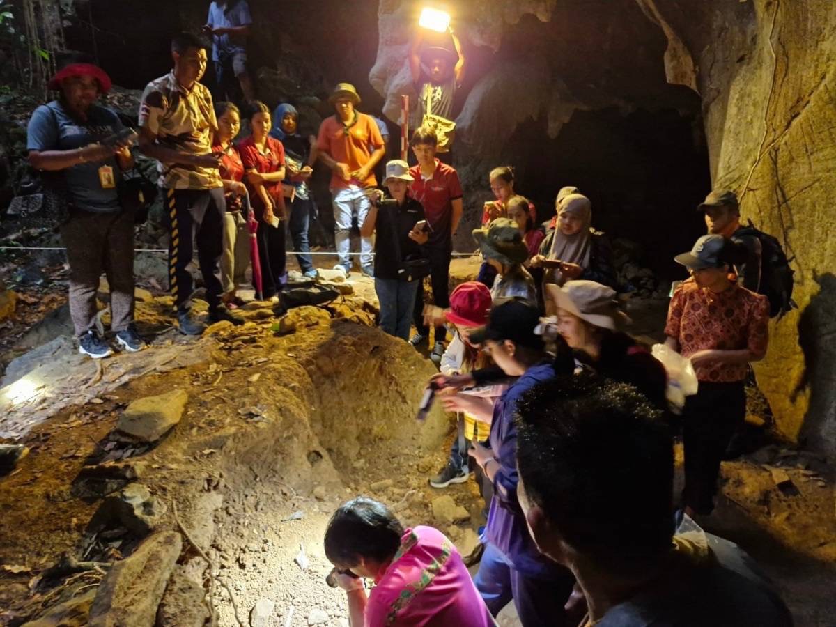สตูล นักโบราณคดีลงเก็บหลักฐานถ้ำเขาค้อม หลังเจอชุดกระดูกสภาพสมบูรณ์ในสุสานมนุษย์โบราณ