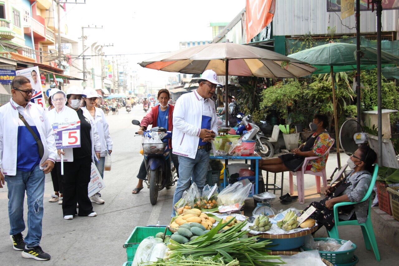 "โชคชัย ทองศักดิ์"พลังประชารัฐอ่างทองลุยหาเสียงตลาดป่าโมกเน้นแก้ปัญหาตรงจุด