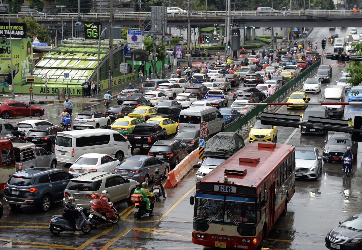 ฝนตกหนักเช้าวันจันทร์​ อโศกจราจรหนาแน่น​ ปชช.สัญจรไปมายากลำบาก