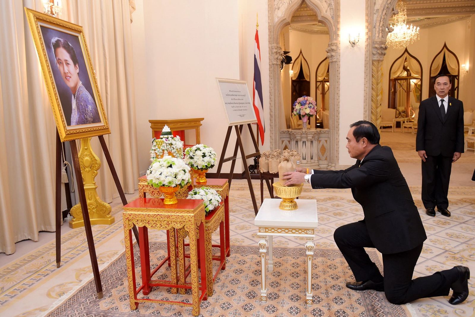 นายกฯ รับมอบข้าวสารพระราชทานสมเด็จพระเทพฯ  30 ตันใช้ในงานพระบรมศพ ร.9