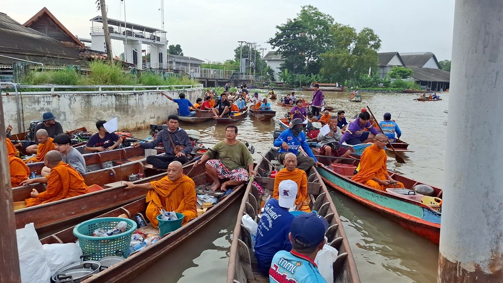 ปทุมธานีตักบาตรพระร้อยริมแม่น้ำเจ้าพระยา อนุรักษ์ประเพณีดั้งเดิมวันออกพรรษา