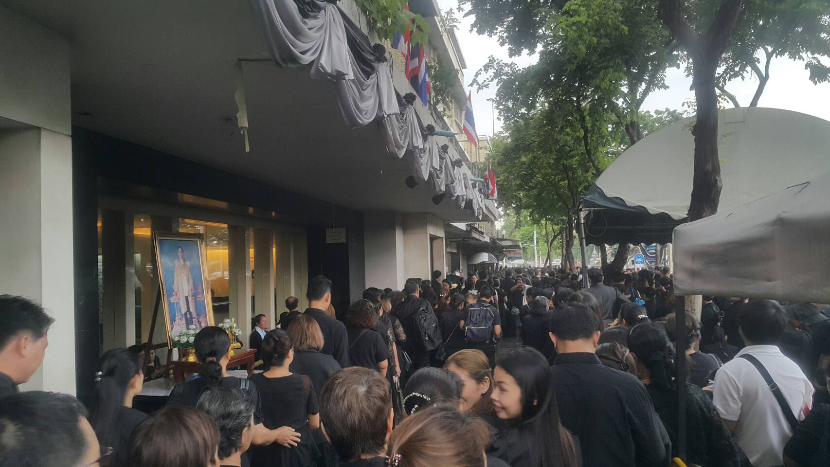 พสกนิกรเข้าถวายสักการะพระบรมศพ วันที่ 22 กันยายน 60 (ประมวลภาพ)