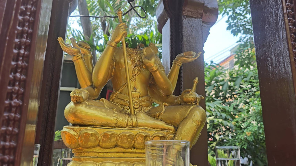 สะเทือนใจ! โจรใจบาปบุกตัดเศียรพระพรหมหน้าหมู่บ้านดัง จ.นนทบุรี ชาวบ้านสาปแช่ง วอนเร่งจับตัว