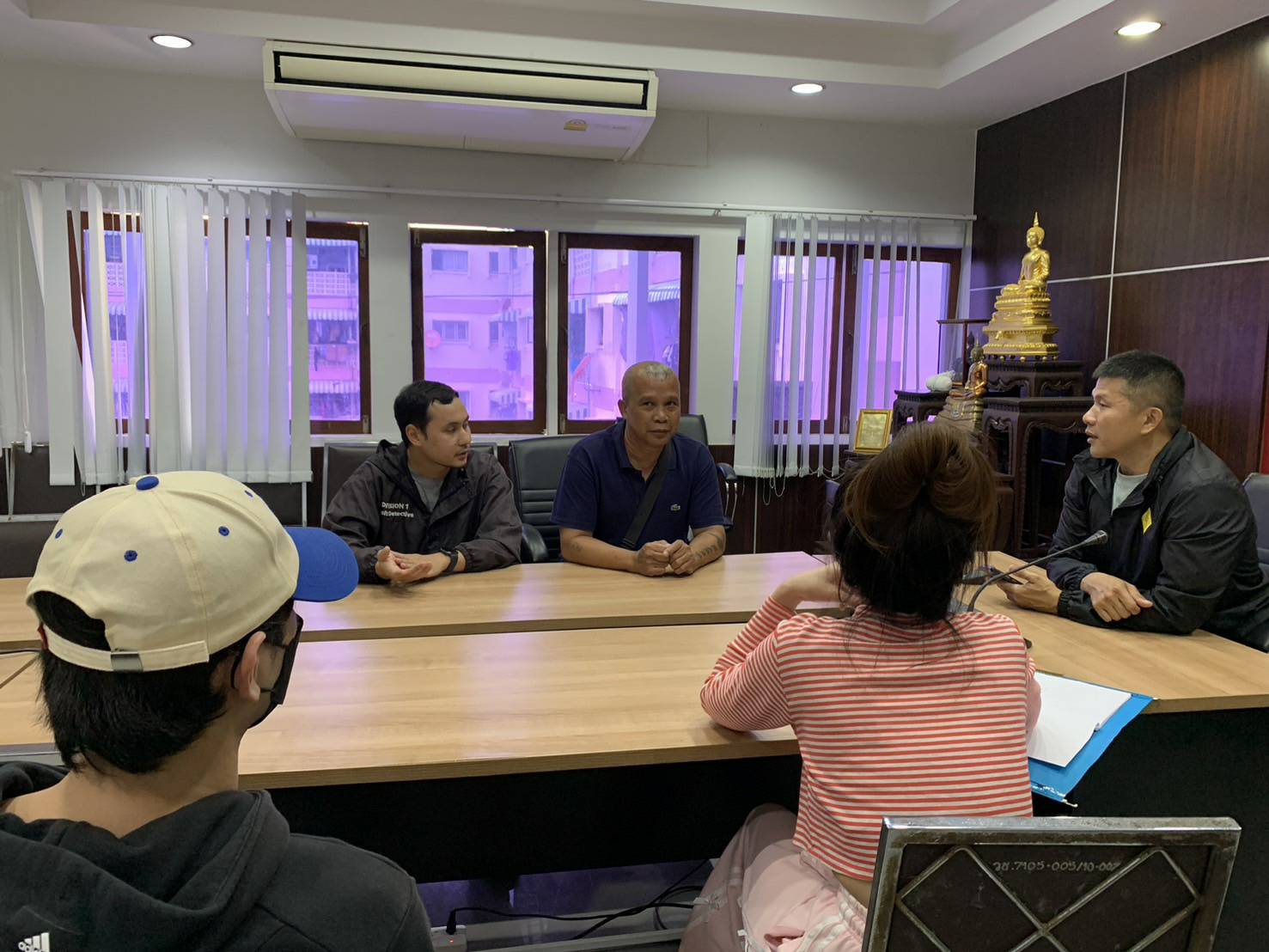 มอบตัวแล้ว ! สาวขับเก๋งชนคู่กรณีกระโดดเกาะฝากระโปรงรถ อ้างกินยานอนหลับ-ยืมรถเพื่อนมา 