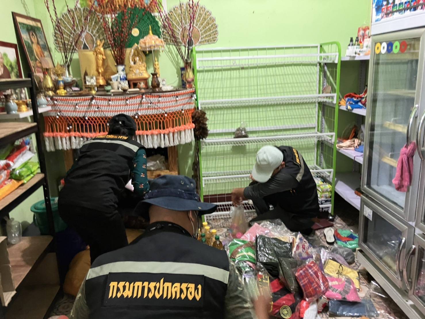 อาชีพต้องห้าม! กอ.รมน.ชุมพร จับกุมชาวเมียนมา ลอบเปิดร้านขายของชำ