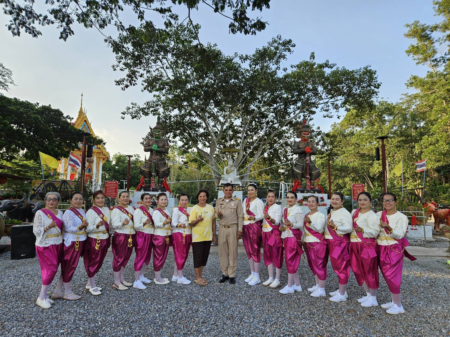 นายหน้าที่ดิน จัดนางรำแห่แก้บนท้าวเวสสุวรรณวัดละโอก ชาวบ้านไม่พลาดขอเลขเด็ดลุ้นรางวัลใหญ่