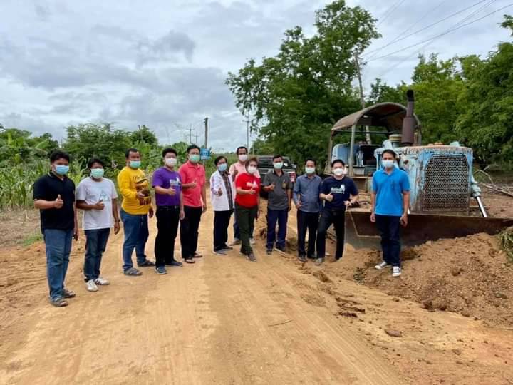 อบจ.เพชรบูรณ์ นำเครื่องจักรกลเข้าปรับปรุงถนนลูกรัง ทางเข้าบ้านห้วยโป่งน้ำตกลบตาดกลอย อำเภอหล่มเก่า