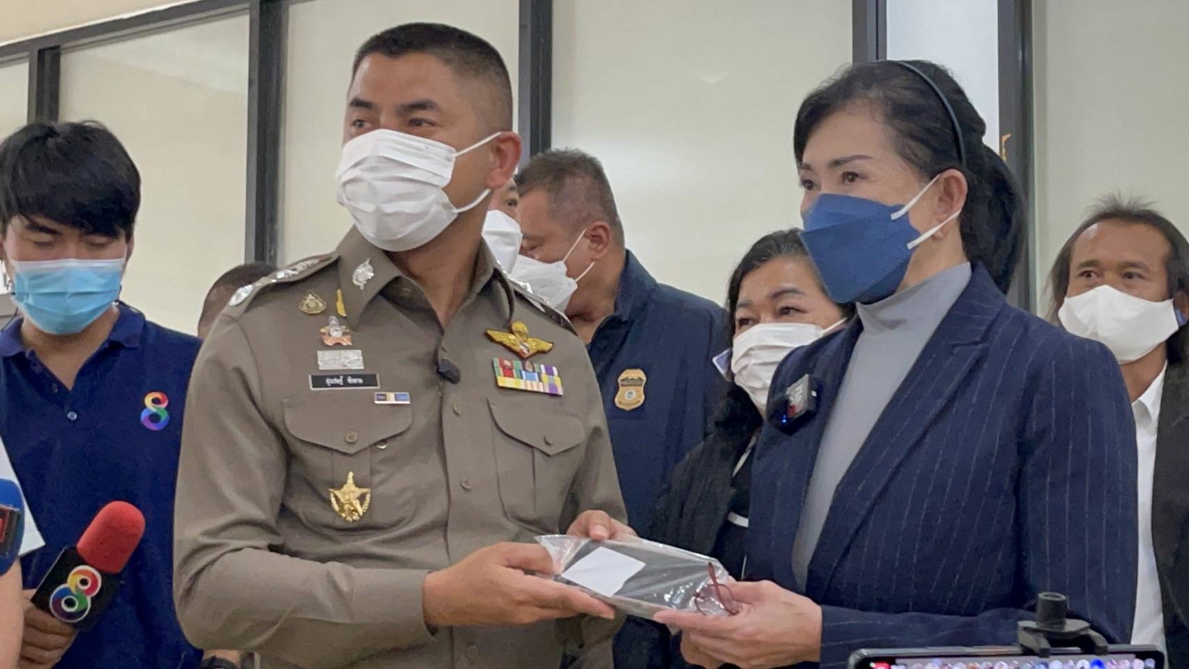 “ปวีณา” พาผู้เสียหาย ร้อง “บิ๊กโจ๊ก” ถูกลวงค้าประเวณี-หลอกทำงานต่างประเทศ