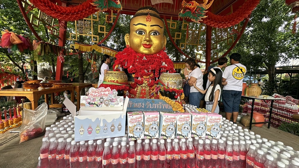 ประชาชนแห่แก้บน "กุมารทองเจ้าสัวเฮง" ลุ้นเลขอ่างน้ำมนต์ 