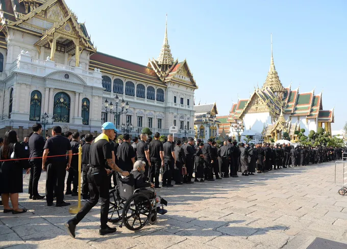 “พสกนิกร”ทั่วหล้า ร่วมถวายบังคมพระบรมศพ “พระพันปีหลวง” ไม่ขาดสาย วันเดียวกว่า 1.1 หมื่นคน รวมยอดสะสมทะลุ 2.35 แสนคน