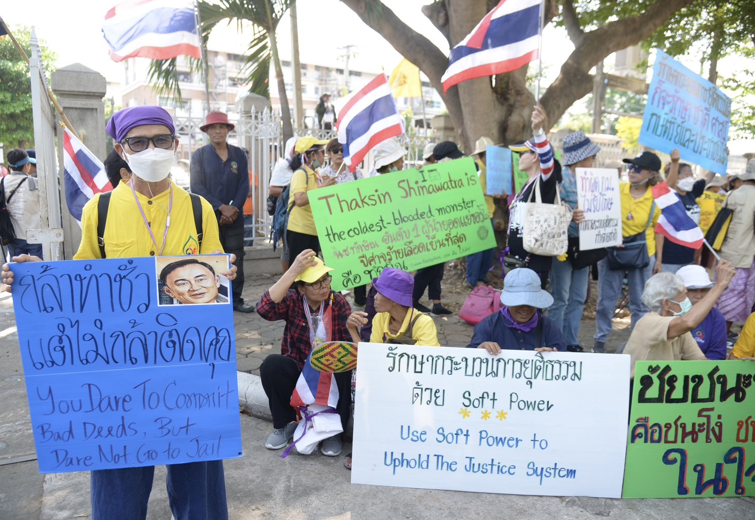 คปท.ร่วมกับ ศปปส.-กองทัพธรรม บุกกรมราชทัณฑ์ ขอให้นำตัว "ทักษิณ" มาจำคุกตามคำพิพากษา