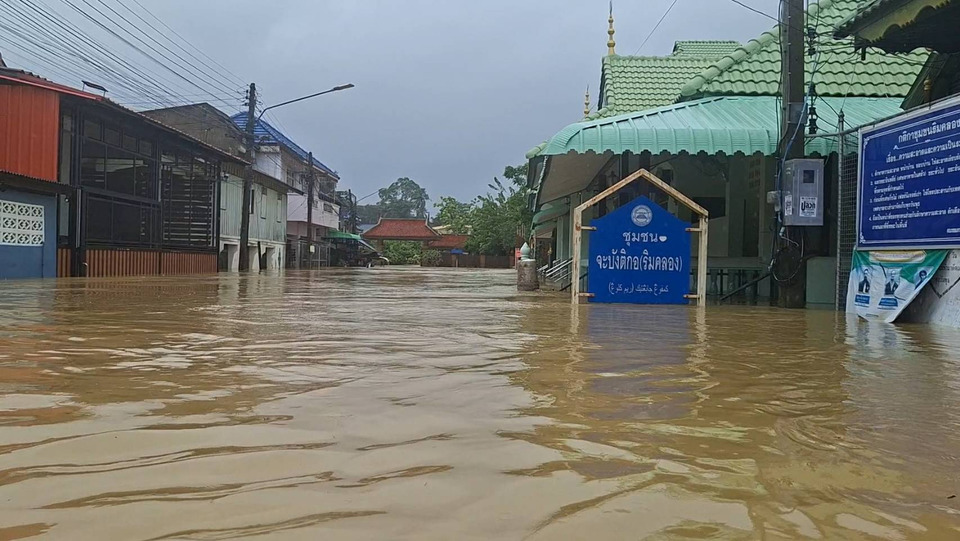 น้ำท่วมปัตตานีหนัก! มวลน้ำจากยะลาทะลักท่วมชุมชนริมคลอง 1–2 เมตร บ้านชั้นเดียวจมทั้งหลัง อพยพวุ่น