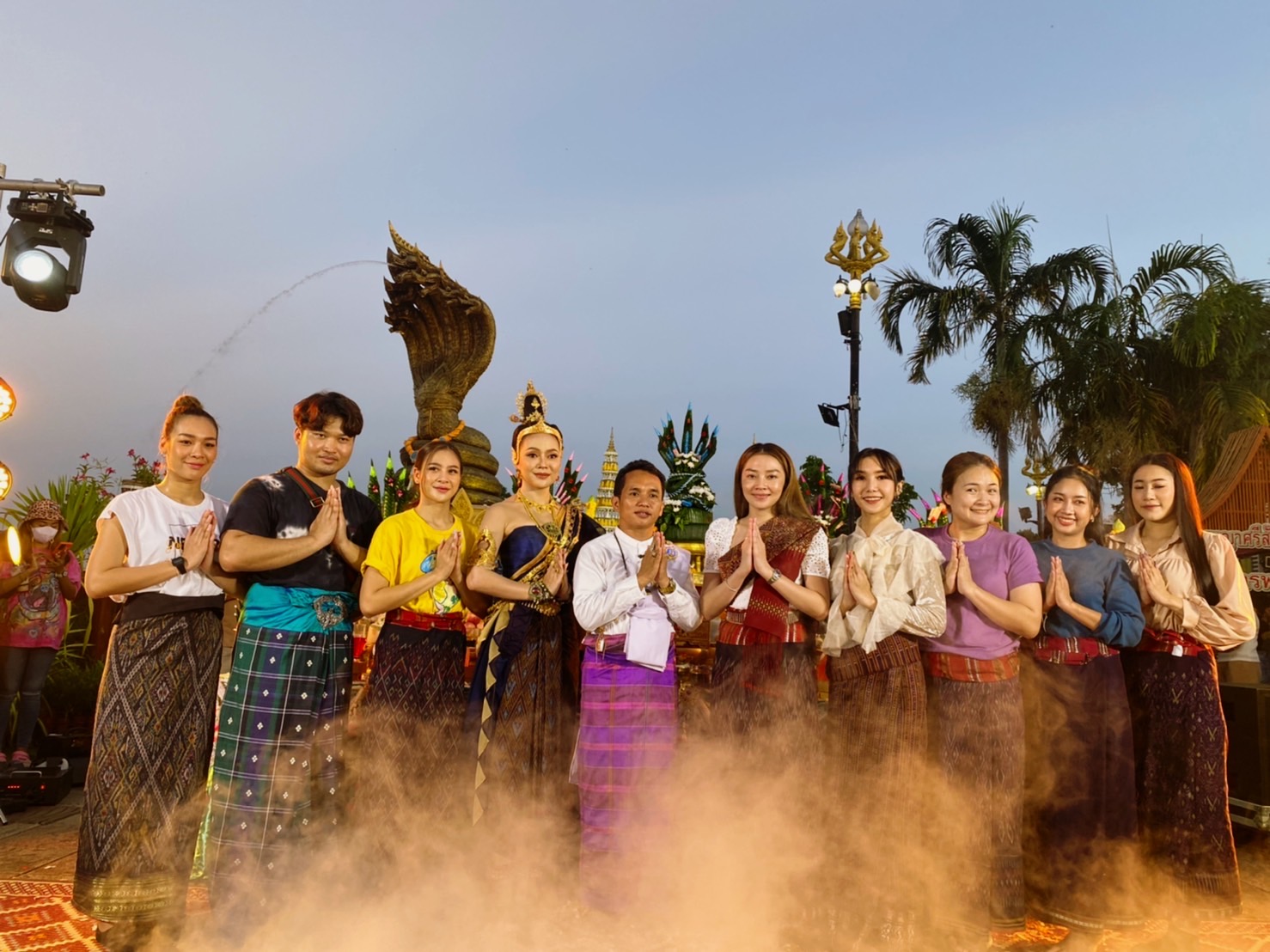 ฮือฮาส่องเลขธูป หมอลำสาวสวย ‘แอน อรดี’ รำถวายพญานาค งานปังข้ามปี