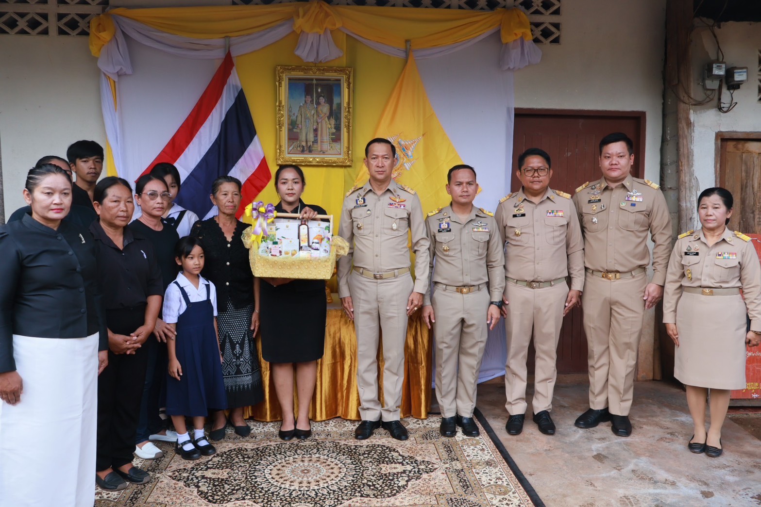 โปรดเกล้าฯ ให้ผู้ว่าฯนราธิวาส เชิญตะกร้าสิ่งของพระราชทาน มอบแก่ครอบครัว จนท.อส. ที่เสียชีวิต จากเหตุการณ์ความไม่สงบในพื้นที่สุไหงโก-ลก  