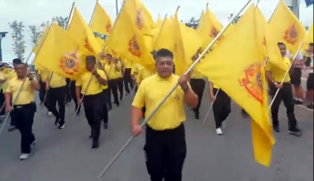 ผู้ว่าฯชัยนาท นำขบวนเดิน วิ่ง ปั่น ธงตราสัญลักษณ์เฉลิมพระเกียรติ ส่งต่อสุพรรณบุรี