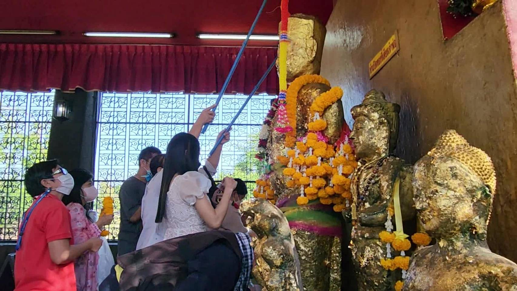 นทท.แห่เข้ากราบสักการะ ปิดทอง เพื่อเป็นการขอพร ต่อองค์เจ้าพ่อพระกาฬ สิ่งศักดิ์สิทธิ์ คู่บ้านคู่เมืองลพบุรี