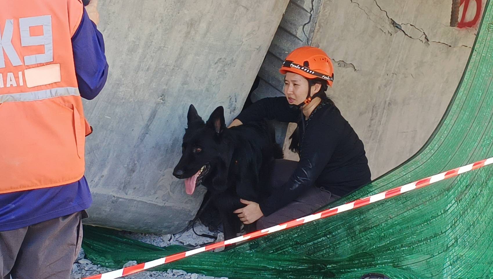 ปฏิบัติการใช้สุนัข K9 ค้นหาร่างผู้สูญหายใต้สะพานถล่ม