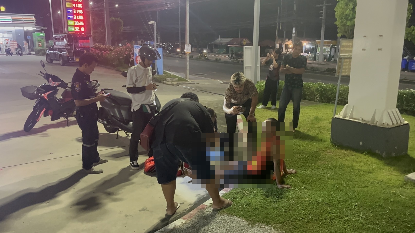 สองผัวเมียโฉดจับเพื่อนเก่ามัดมือรัดคอด้ามจอบฟาดซ้อมสะบักสะบอมหนีตายขอชาวบ้านช่วย