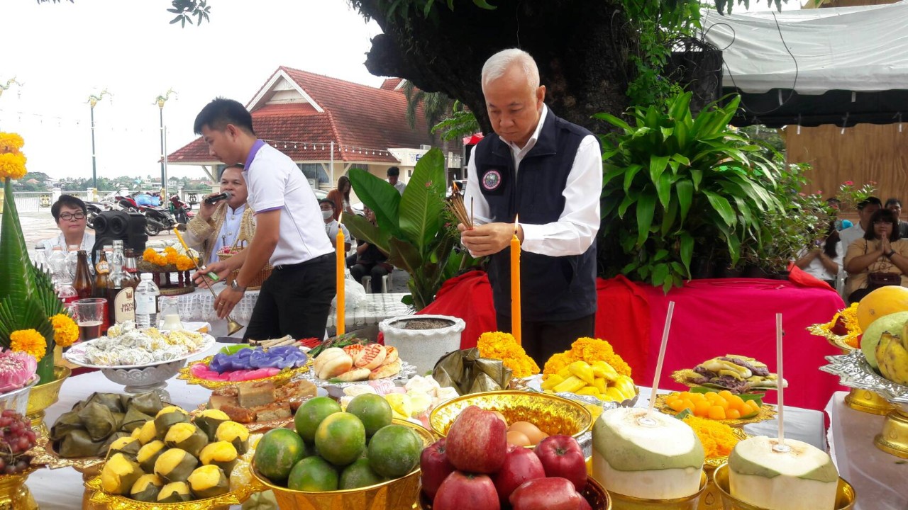 นายกเทศมนตรีเมืองหนองคาย ประกอบพิธีบวงสรวงเจ้าแม่สองนางเทพเจ้าประจำแม่น้ำโขง ขอให้ปีนี้มีบั้งไฟพญานาคให้มากๆ