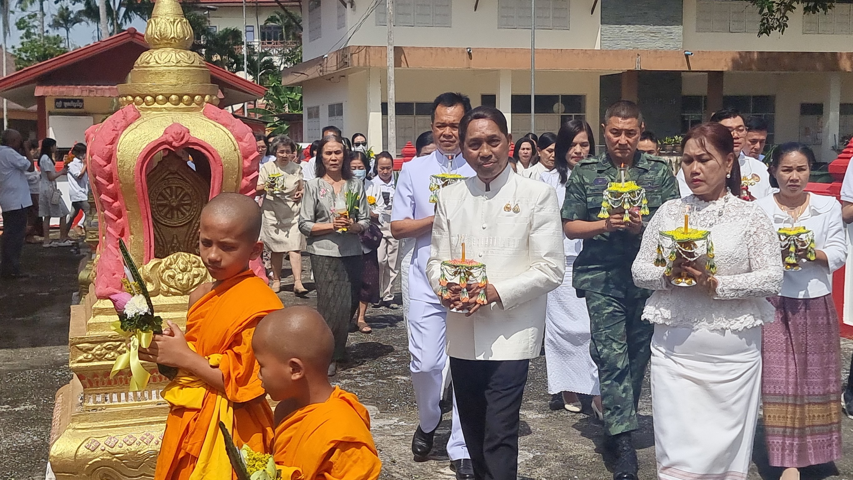 ผู้ว่าฯยะลานำพุทธศาสนิกชนเวียนเทียนกลางวันในวันมาฆบูชา ประจำปี 2568