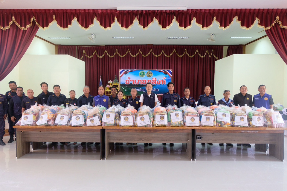 ผู้ว่าฯ ศรีสะเกษ มอบถุงยังชีพจากสำนักนายกรัฐมนตรี ให้แก่ชุดรักษาความปลอดภัยหมู่บ้าน