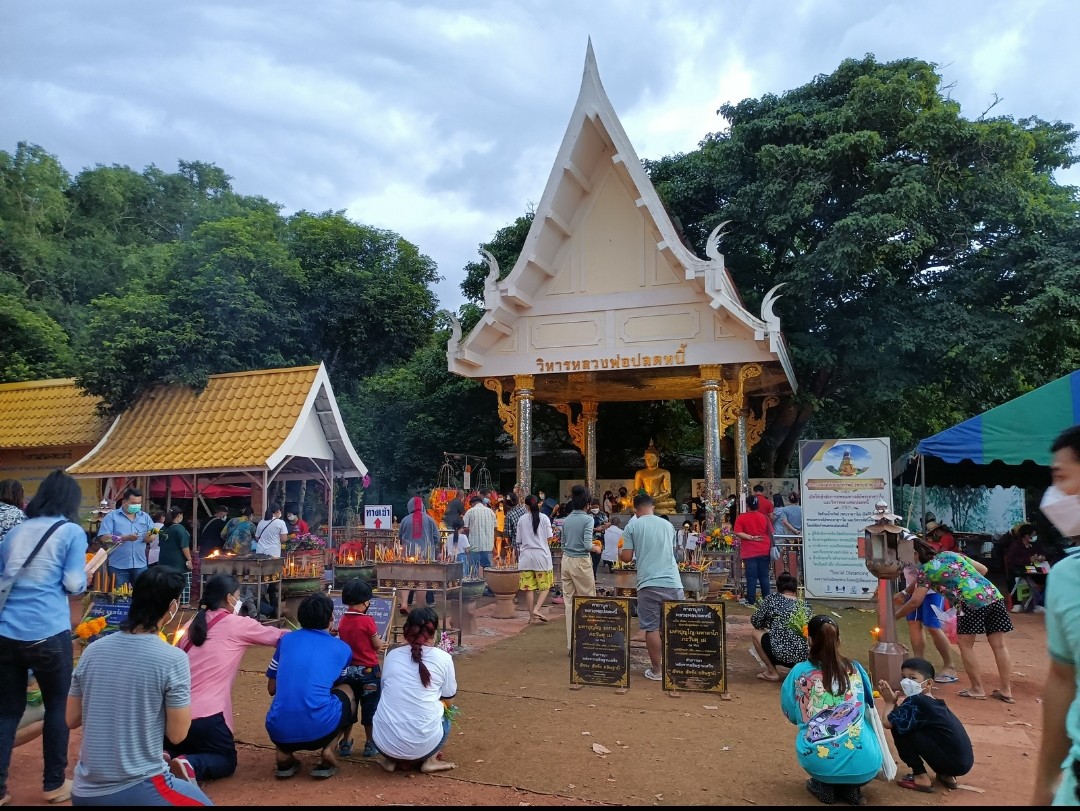 พระธาตุวาโยปิดแล้ว แต่นักแสวงโชคยังเนืองแน่น ส่งท้ายก่อนวันหวยออก   