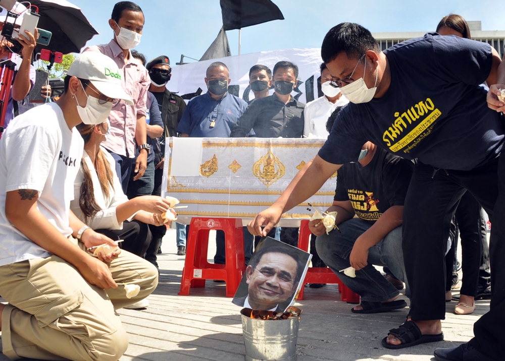 ไทยไม่ทนฯ แห่โลงศพทำพิธีฌาปนกิจ "บิ๊กตู่-สภา" หวั่นเกิดมิคสัญญีถ้าไม่เปลี่ยนนายกฯ