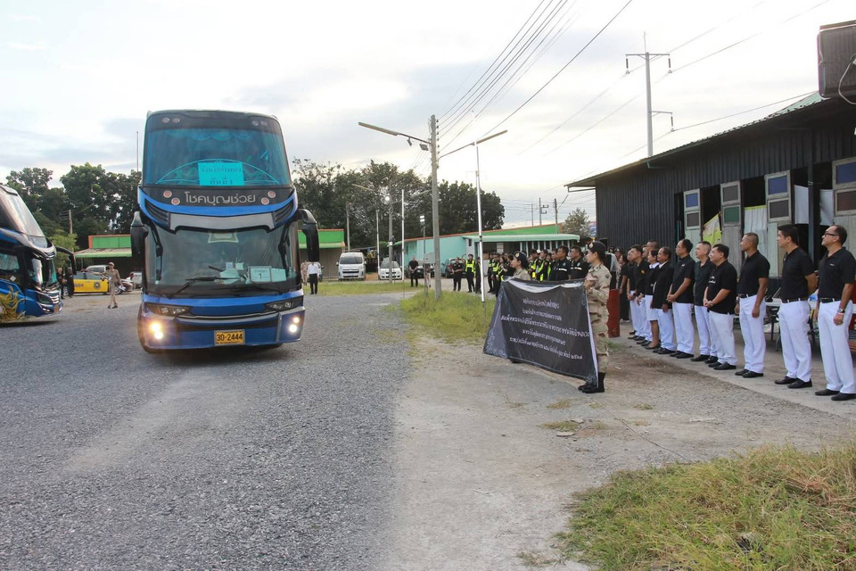 อ่างทองนำประชาชน 750 คน เดินทางกราบพระบรมศพสมเด็จพระพันปีหลวง