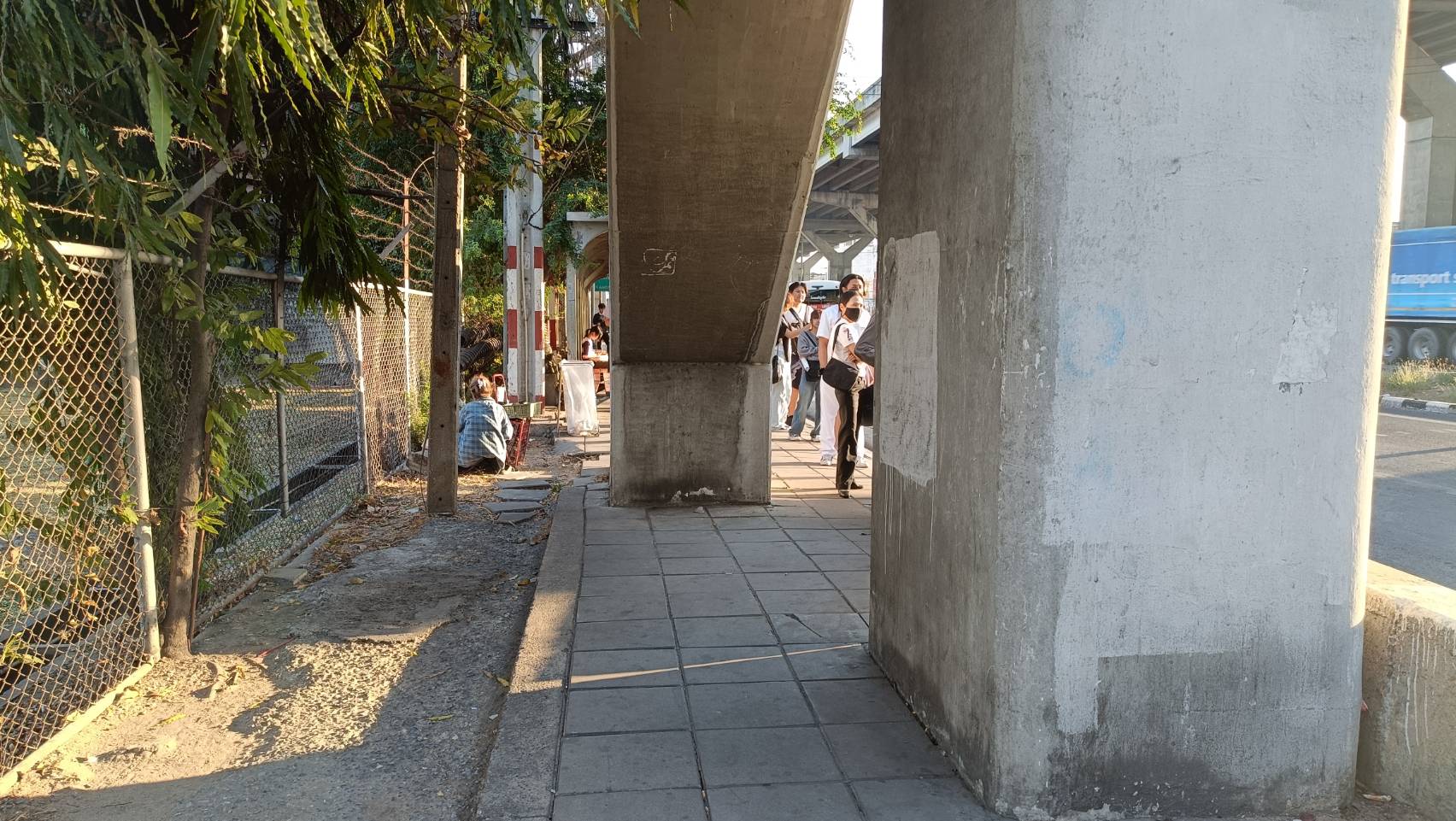 ปทุมธานี โลกออนไลน์แชร์เตือนภัยชายโรคจิตสไลด์หนอนโชว์ใต้สะพานลอยหลังมีคนถ่ายคลิปได้