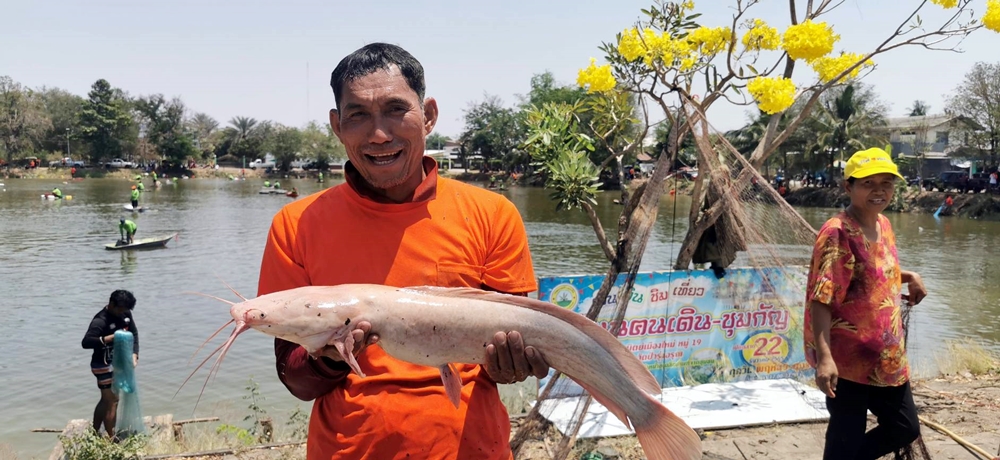 คลายร้อน!!​ เซียนจากทั่วสารทิศ แห่ลงแขกจับปลา “สระน้ำพรหมนิมิต” ได้​ปลาดุกเผือกยักษ์​