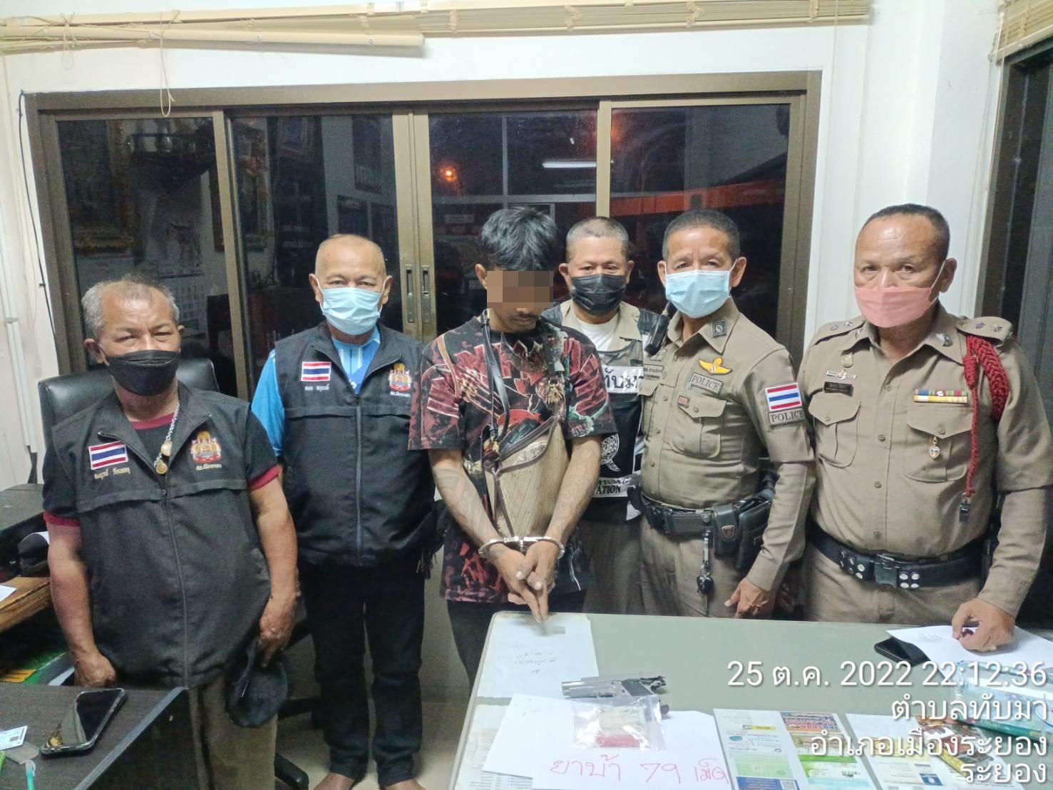 ตำรวจสายตรวจ สภ.เมืองระยอง จับหนุ่มพกปืน พร้อมยาบ้า 79 เม็ด
