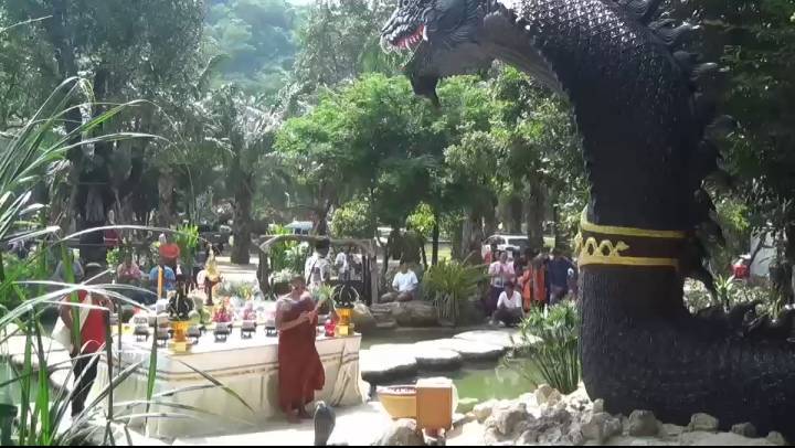 ชาวบ้านได้เลขเด็ดในพิธีบรรจุหัวใจ'องค์ปู่ดำแสนสิริ'จันทรานาคราชเสี่ยงดวงในวันหวยออก