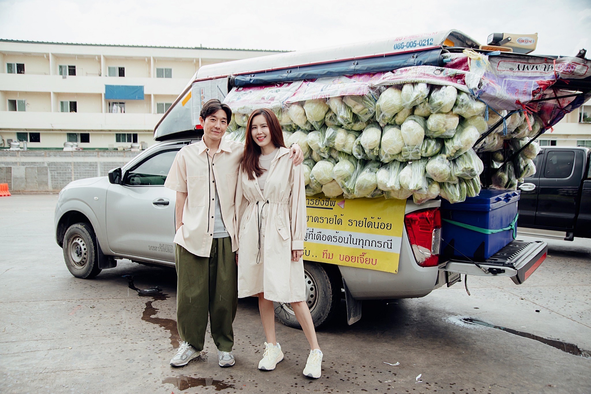 ไม่เคยคิดจะหยุด บอย&เจี๊ยบ ยังคงส่งน้ำใจผ่านรถพุ่มพวงไปตามชุมชนต่างๆที่เดือดร้อน