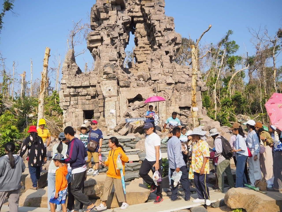 แห่เที่ยวสงกรานต์! ปราสาทตาควาย–เนิน 350 คนเข้าชมทะลุ 1.4 หมื่น ร่วมสักการะ-เรียนรู้ประวัติศาสตร์ชายแดน 